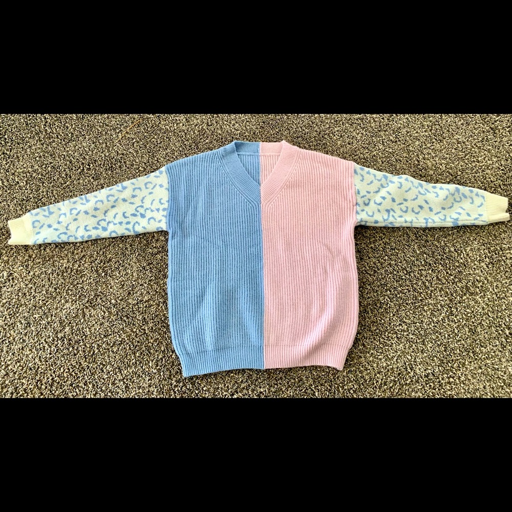 New v-neck sweater with animal print sleeves. Acrylic and nylon knitted.
